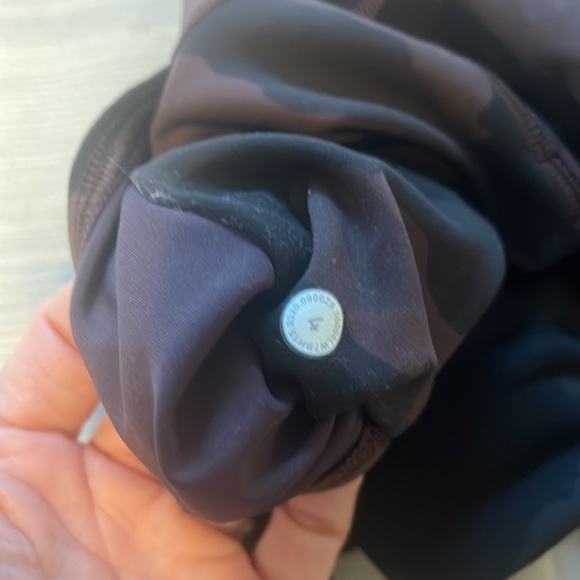 EUC Lululemon 10” cammo Align biker shorts - Picture 3 of 4